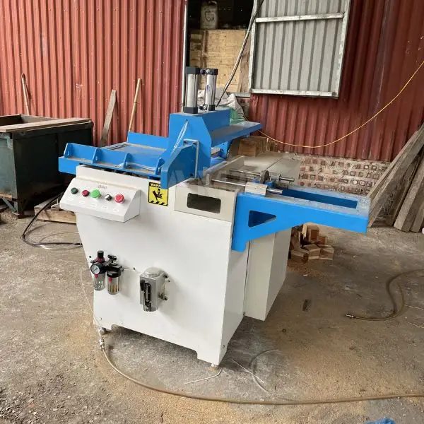 Cận cảnh máy cắt cục chân pallet tại xưởng