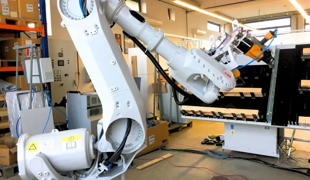 Dòng robot IRB 6700 của ABB lý tưởng cho hệ robot bắn đinh pallet gỗ.
