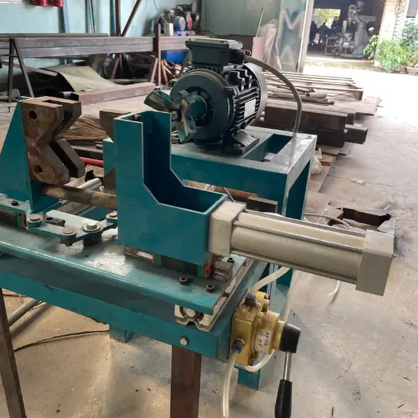 Toàn cảnh máy vát cạnh gỗ tròn