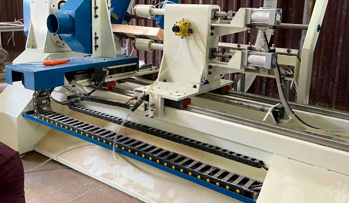 Báo giá máy chế biến gỗ công nghiệp - Máy tiện CNC cấp phôi tự động