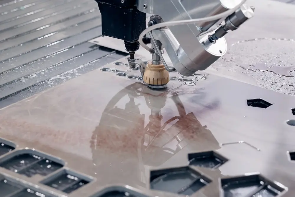 Cận cảnh máy CNC đang hoạt động để sản xuất