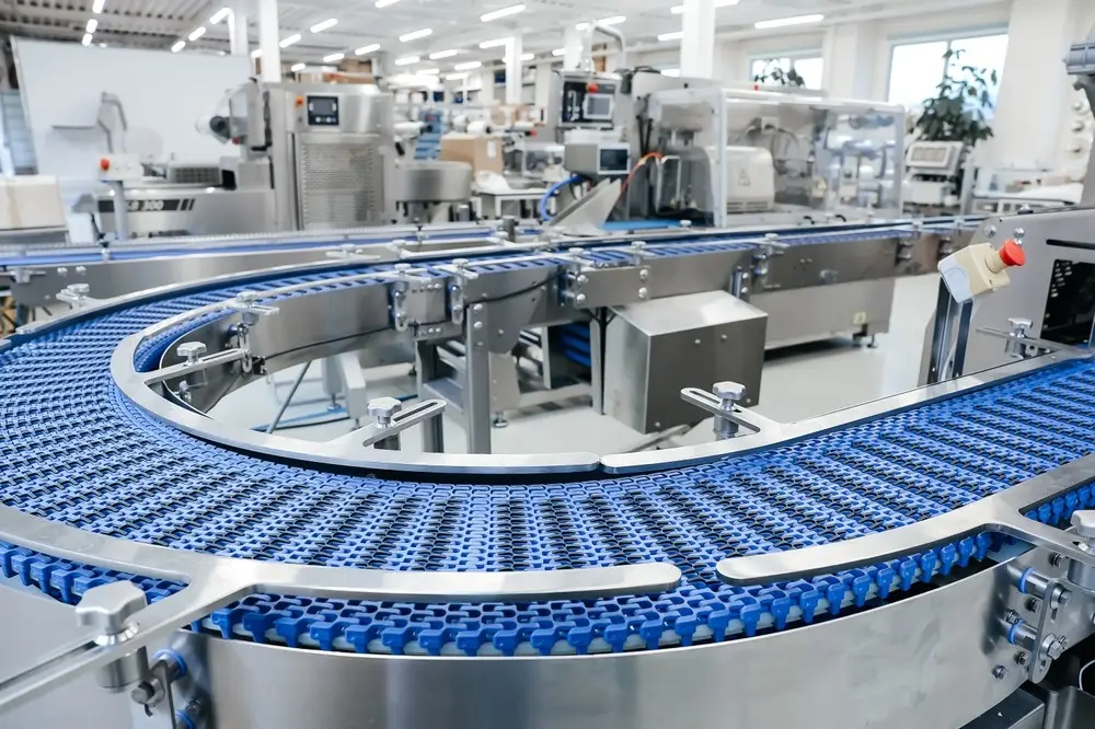 Băng tải tự động hỗ trợ robot và máy CNC trong sản xuất liên tục