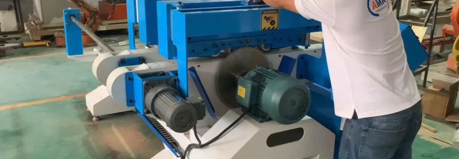 Cận cảnh sửa chữa máy cắt gỗ