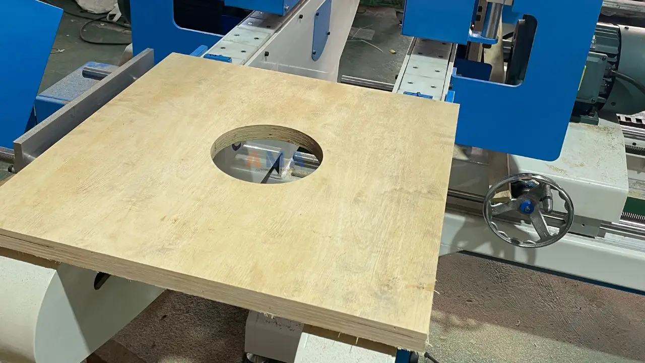 Điều chỉnh khoảng cách cắt phù hợp với kích thước phôi gỗ