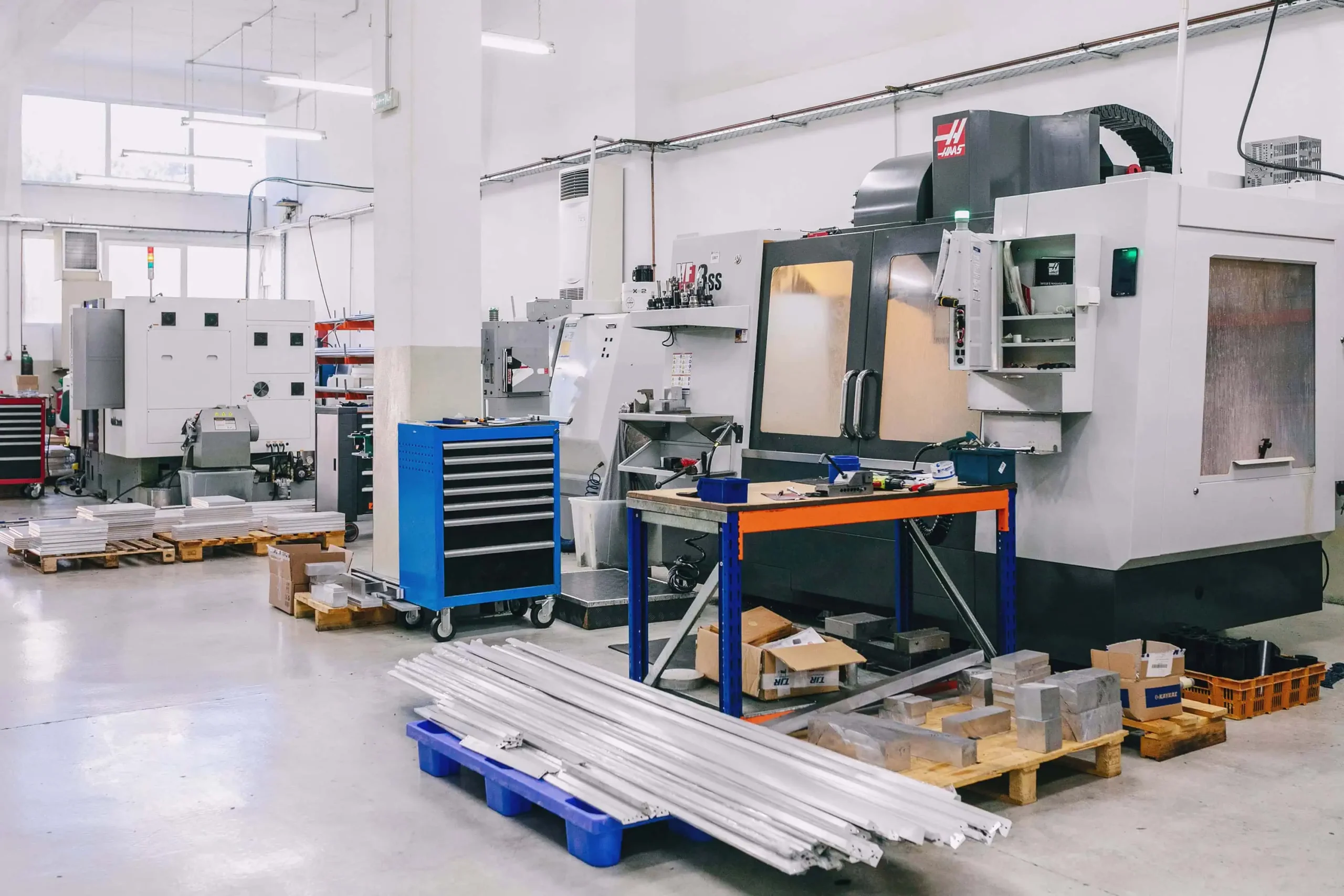 Hệ thống máy CNC trong xưởng gia công cơ khí