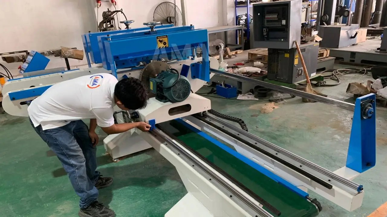 Kiểm tra lưỡi cưa và hệ thống kẹp phôi trước khi khởi động máy