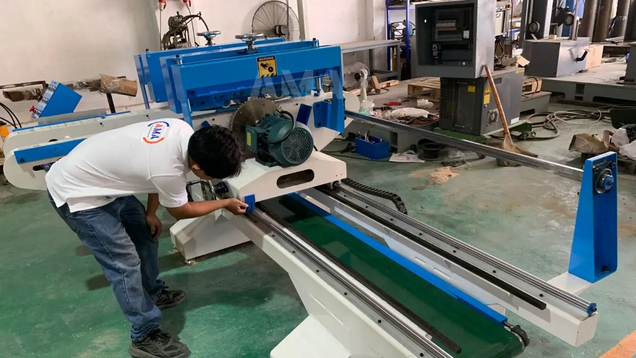 Kỹ thuật viên AMA căn chỉnh máy cắt gỗ 2 đầu PRO