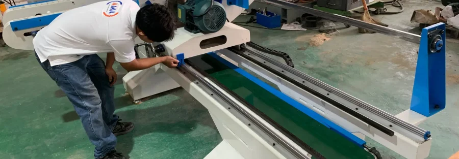 Kỹ thuật viên bên AMA đang kiểm tra lại máy cắt gỗ