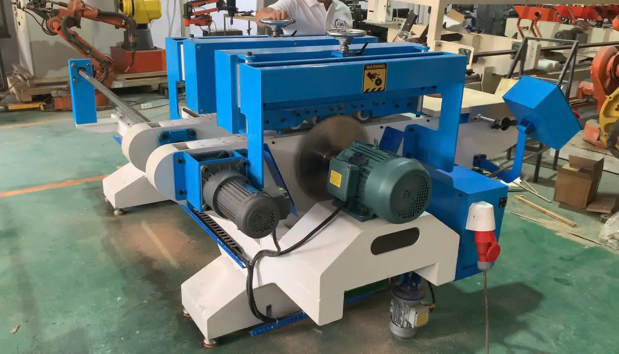 Kỹ thuật viên đang điều chỉnh lại máy cắt gỗ