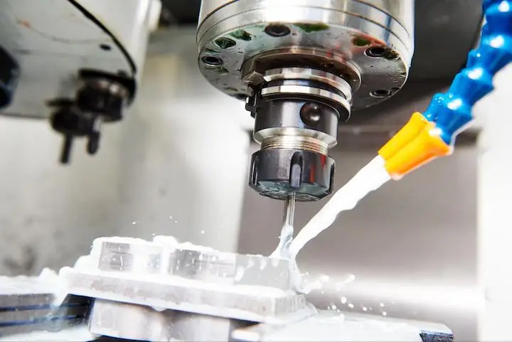 Máy CNC đang gia công với công dụng làm mát