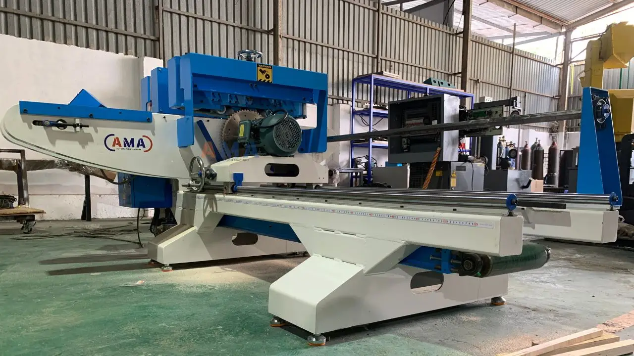 Toàn cảnh máy cắt gỗ 2 đầu PRO với hệ thống băng tải đưa phôi