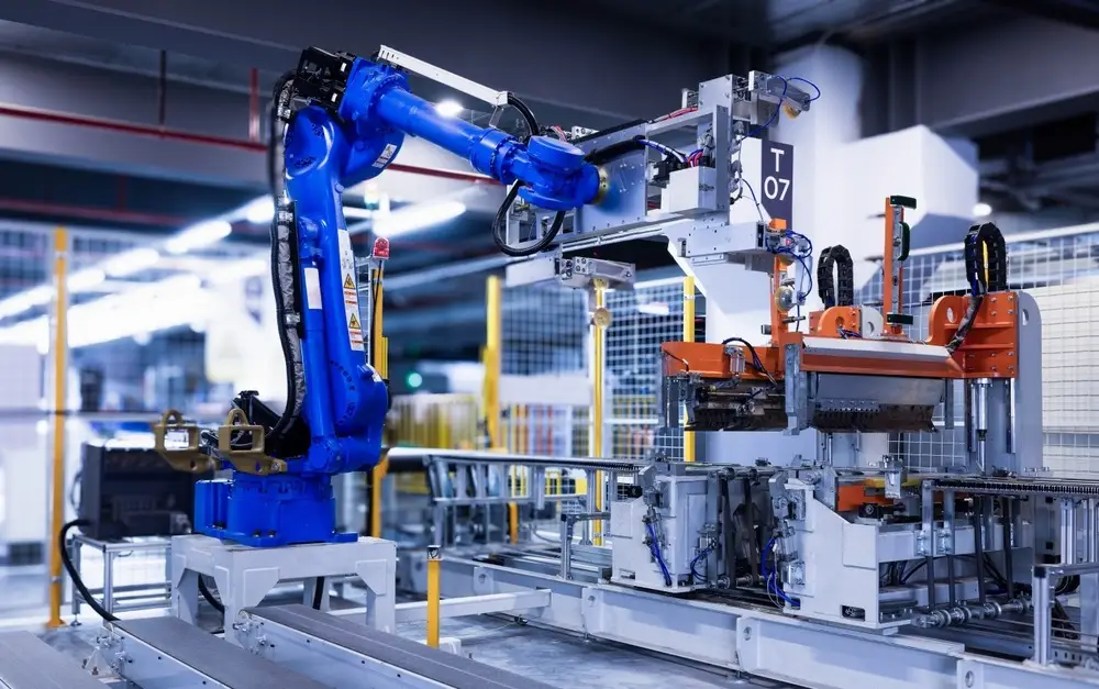 Cánh tay robot công nghiệp đang thực hiện thao tác cấp phôi tự động