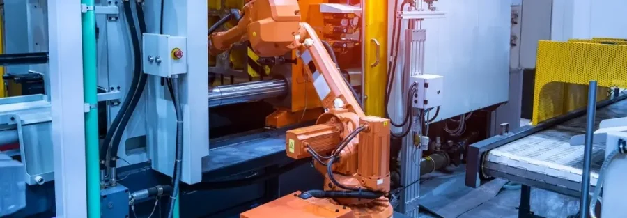Robot công nghiệp đang thao tác chính xác tại trạm lắp ráp