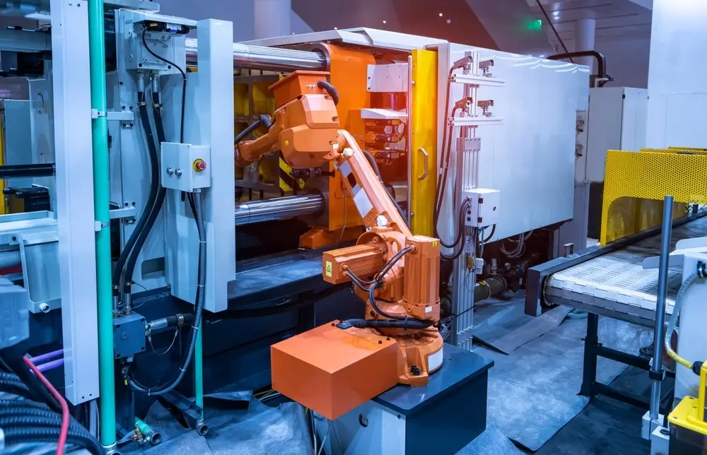 Robot công nghiệp đang thao tác chính xác tại trạm lắp ráp