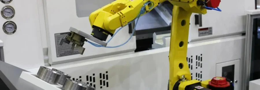 Cánh tay robot công nghiệp thực hiện công đoạn cấp phôi cho máy CNC