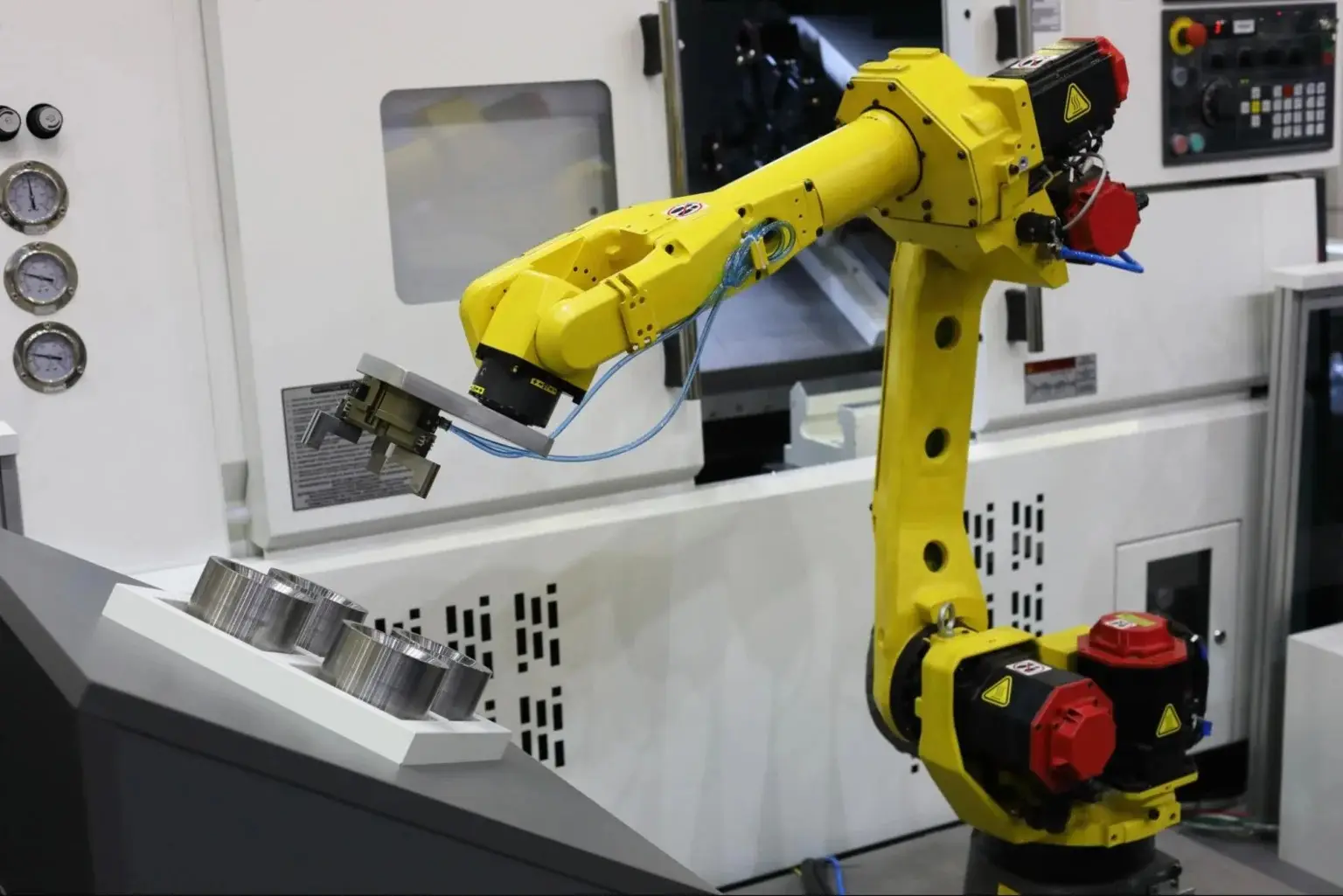 Cánh tay robot công nghiệp thực hiện công đoạn cấp phôi cho máy CNC