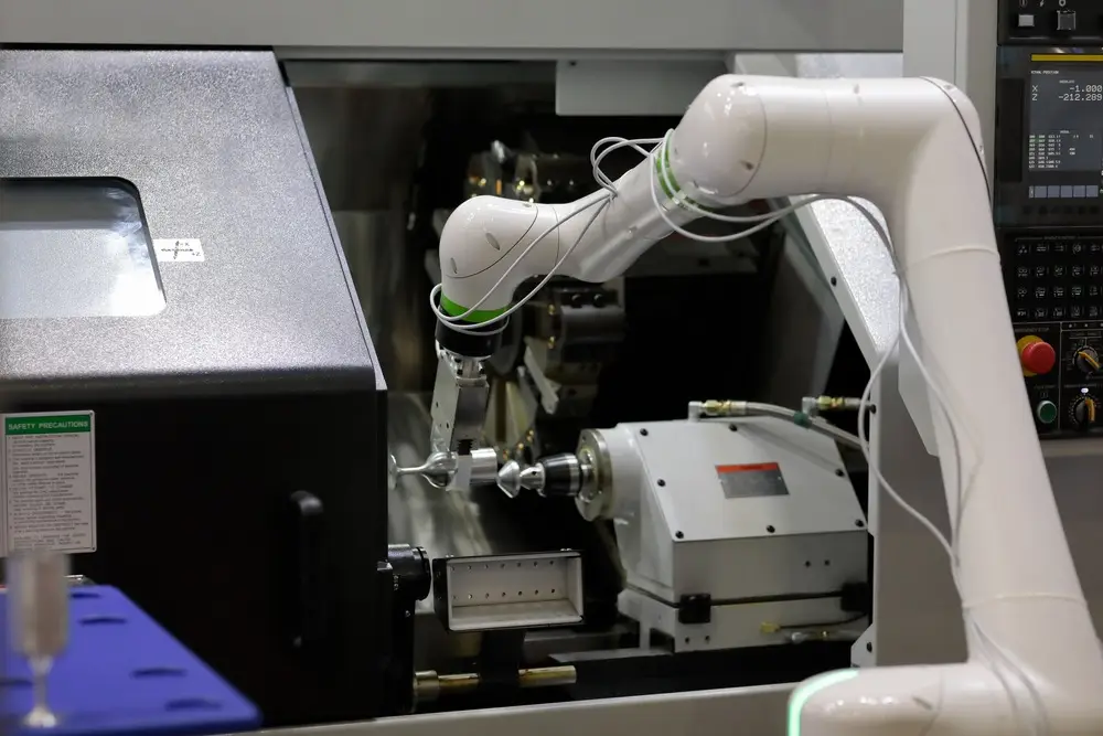 Cobot (robot cộng tác) làm việc với máy CNC trong môi trường sản xuất