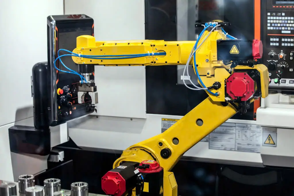 Cánh tay robot tự động gắp phôi kim loại trong dây chuyền sản xuất