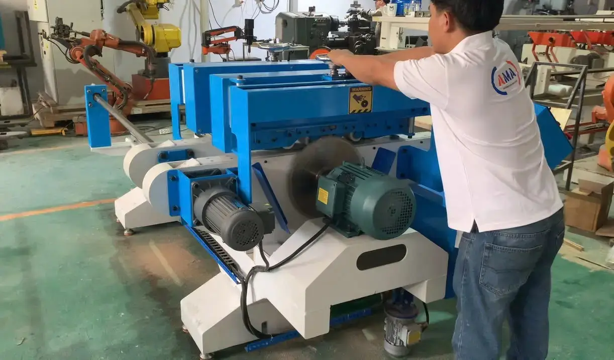 Cận cảnh sửa chữa máy cắt gỗ