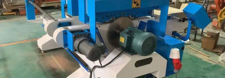 Kỹ thuật viên đang điều chỉnh lại hệ thống