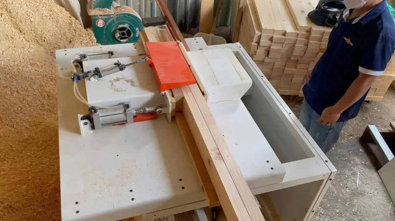 Máy tạo ngàm pallet do AMA thiết kế
