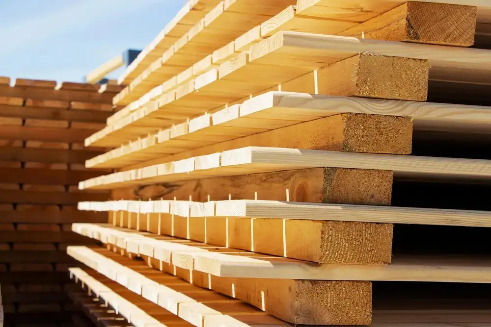 Các tấm gỗ đã được xẻ phôi và phơi