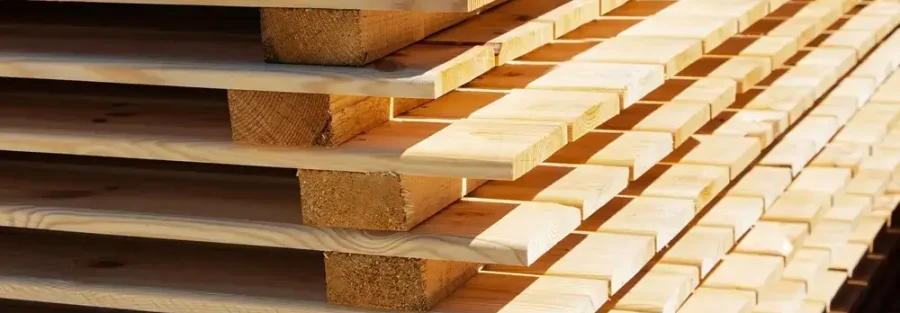 Các tấm gỗ được xếp theo lớp để phơi khô