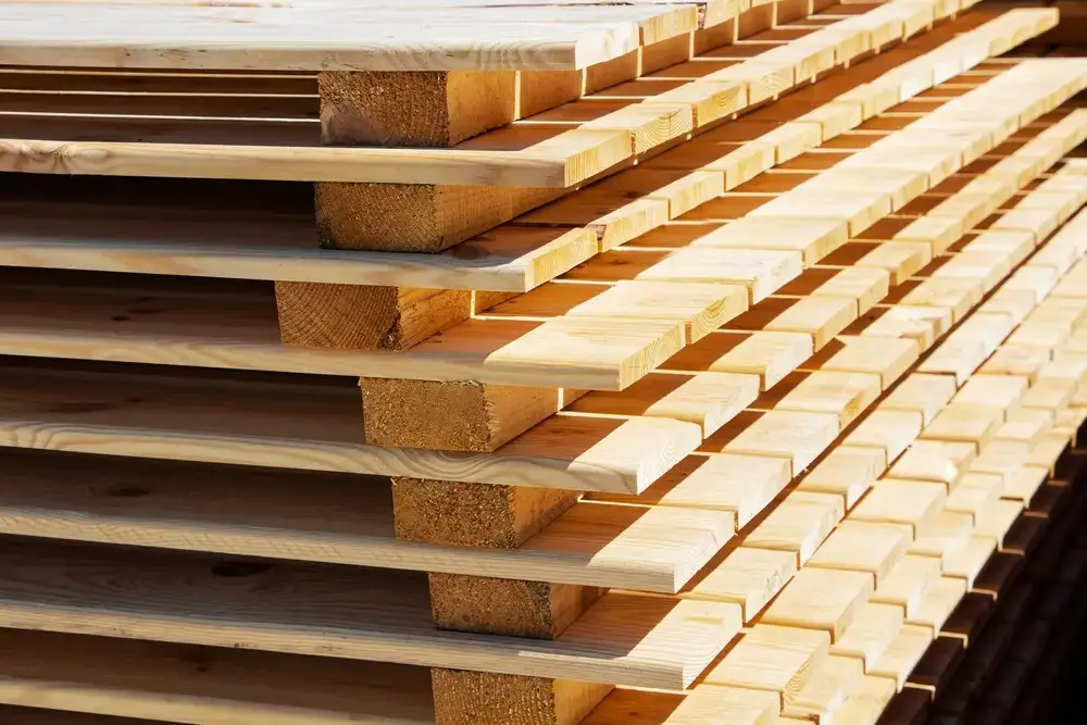 Các tấm gỗ được xếp theo lớp để phơi khô