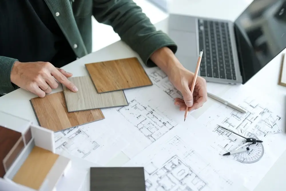 Kỹ sư đang phân tích bản vẽ kỹ thuật
