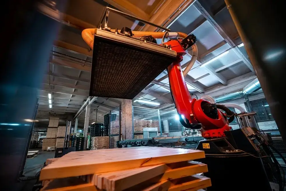 Robot thực hiện di chuyển các tấm gỗ