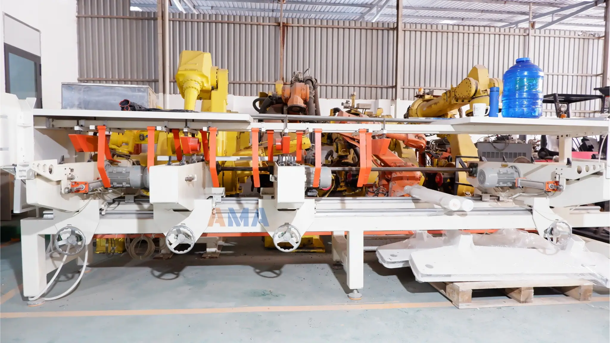 Toàn cảnh máy cắt gỗ nhiều đầu sử dụng trong quy trình sản xuất gỗ