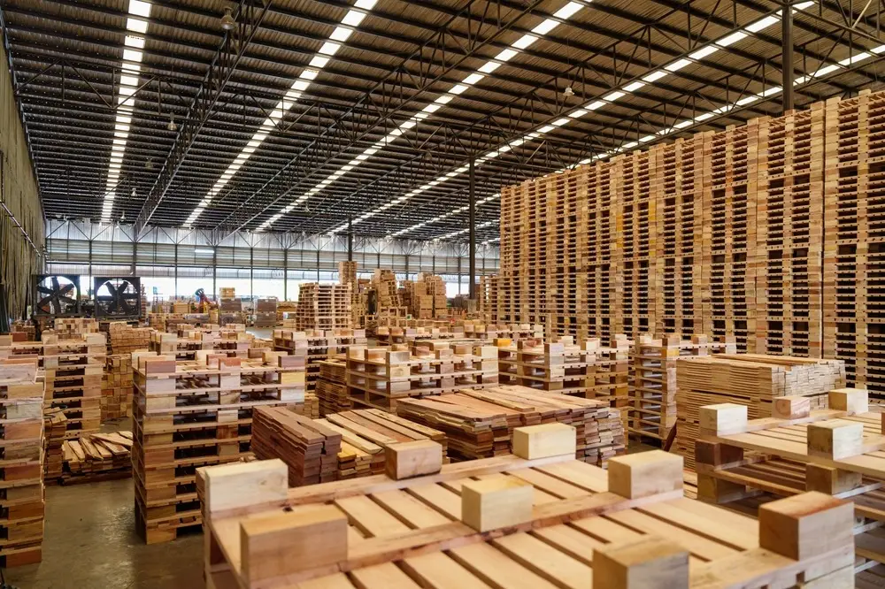 Cách đóng pallet gỗ chuyển hàng đúng quy cách với máy tự động