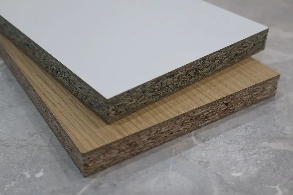 Mẫu ván MFC với lõi dăm gỗ và hai lớp phủ Melamine