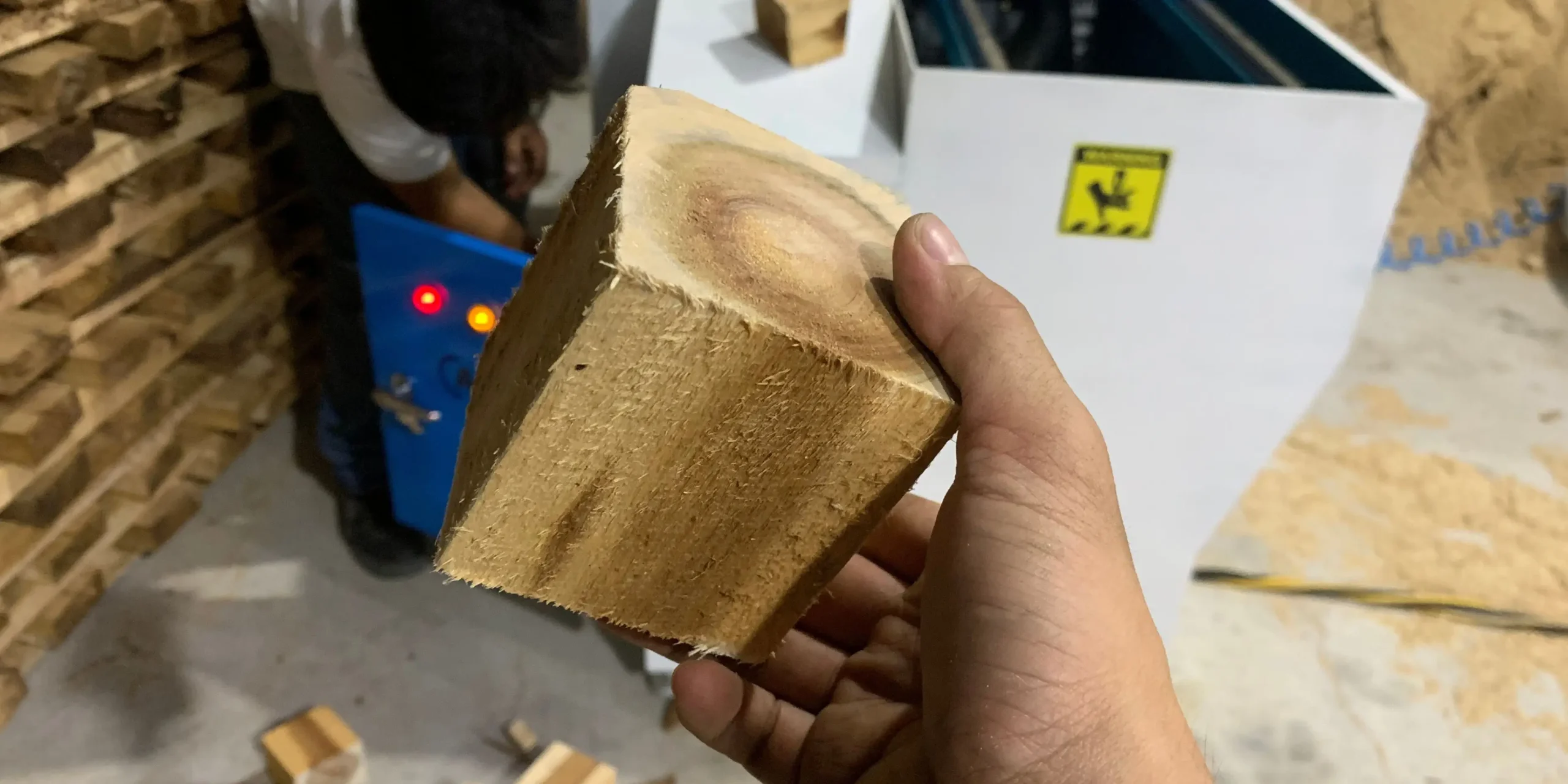 Máy cắt cục chân pallet gỗ giúp tạo khối gỗ chuẩn kích thước, đảm bảo độ vững chắc cho pallet