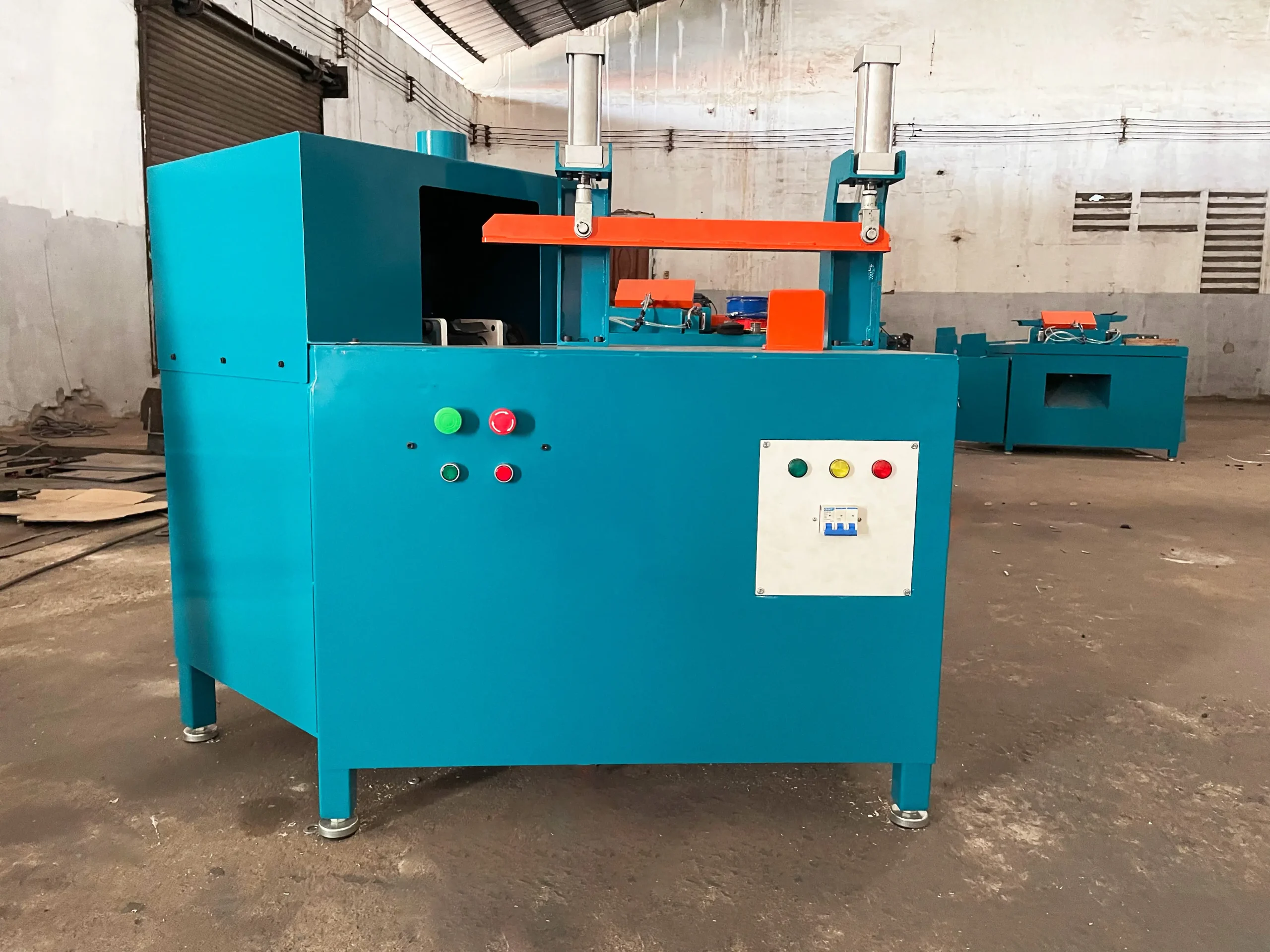 Máy tạo ngàm dùng trong gia công mối ghép gỗ công nghiệp, giúp sản phẩm chắc chắn và thẩm mỹ hơn.