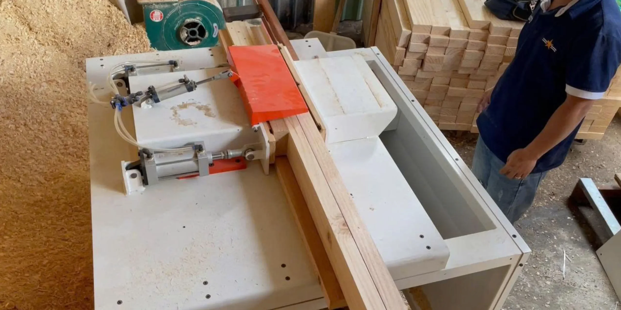 Máy tạo ngàm giúp gia công mối nối chắc chắn, tăng độ bền cho pallet gỗ