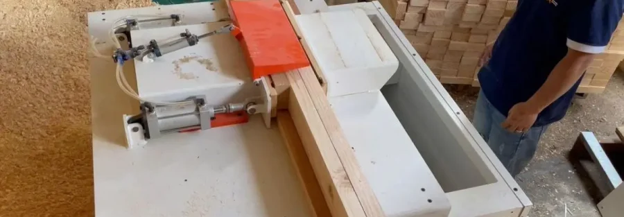 Máy tạo ngàm hoạt động chính xác giúp gia công mối nối gỗ nhanh chóng và đồng đều
