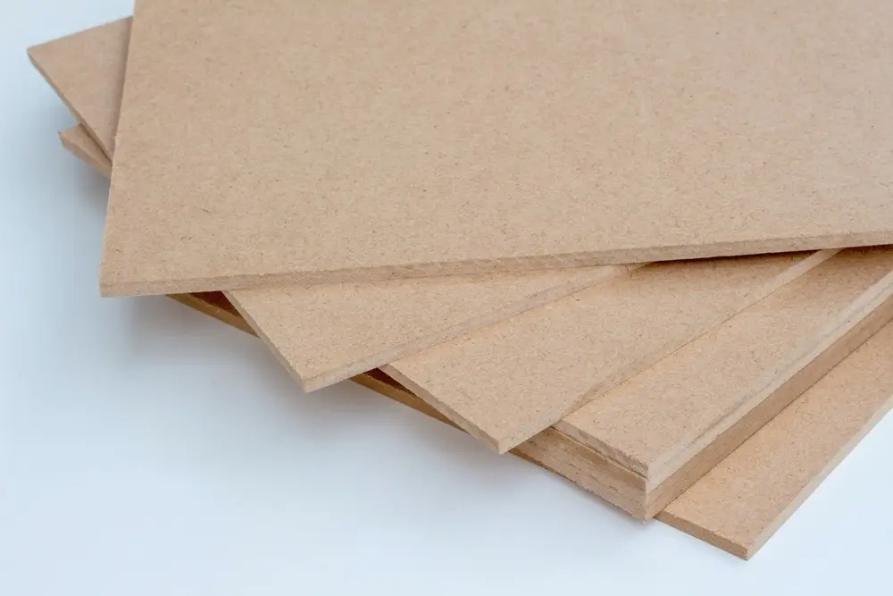 Những tấm MDF thô với lõi sợi gỗ mịn, sẵn sàng cho quá trình phủ Melamine