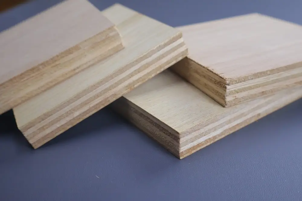 Tấm ván Plywood nhiều lớp cho thấy liên kết veneer chéo chắc chắn