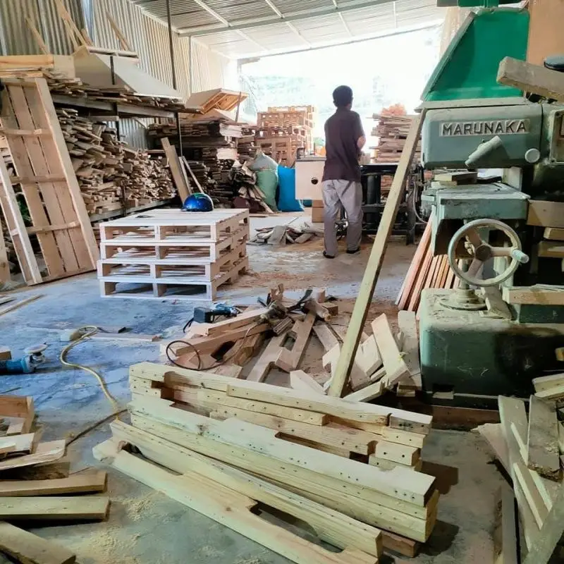 Xưởng sản xuất pallet gỗ đang vận hành máy móc hợp lý để tiết kiệm điện và tối ưu chi phí sản xuất.