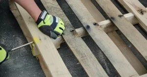 Cách tháo dỡ pallet gỗ hiệu quả và nhanh chóng