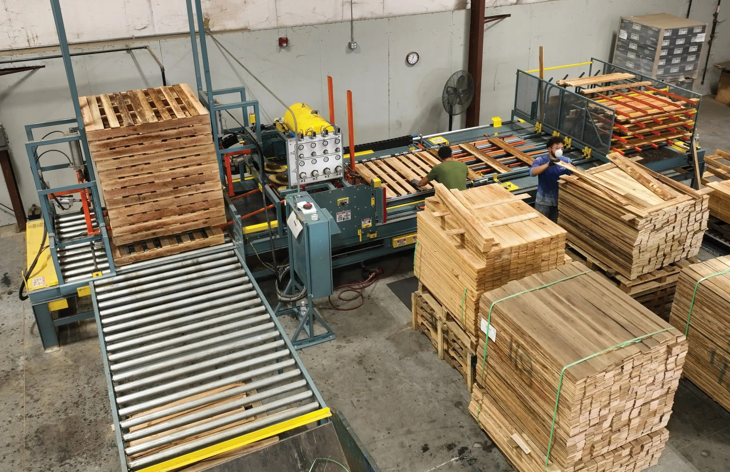 Dây chuyền sản xuất pallet gỗ trong nước vẫn kết hợp nhiều lao động thủ công