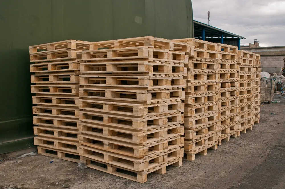 Hệ thống pallet gỗ được sản xuất đồng bộ và lưu trữ số lượng lớn, minh chứng cho vai trò không thể thiếu của pallet trong vận chuyển và kho bãi.