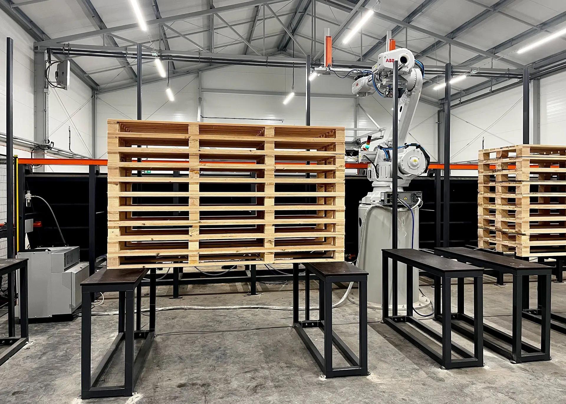 Hệ thống robot công nghiệp hiện đại trong dây chuyền sản xuất pallet gỗ