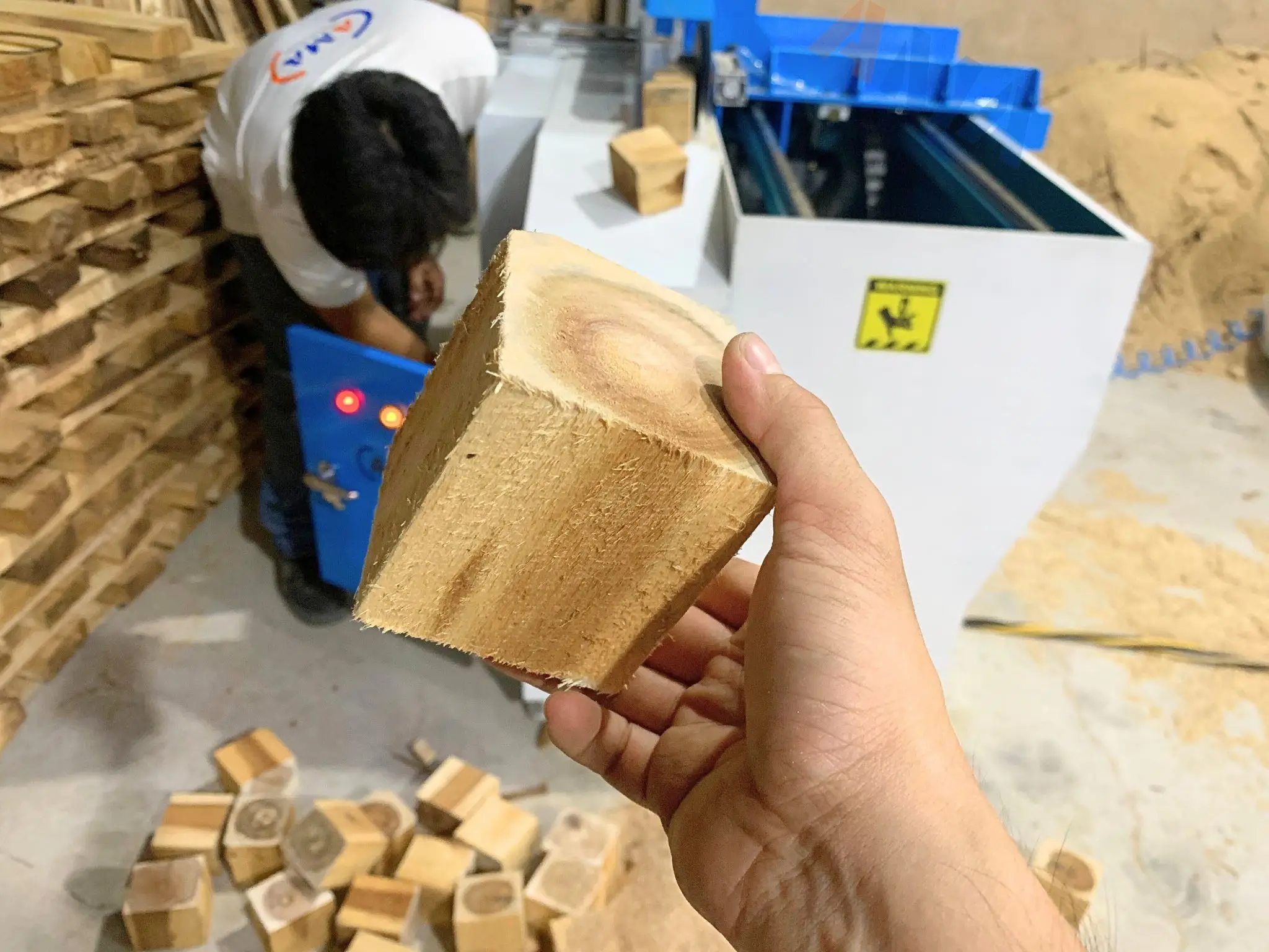 Khối gỗ chân pallet được gia công bằng máy cắt cục chân, đảm bảo độ chính xác và đồng đều trước khi đưa vào dây chuyền sản xuất pallet
