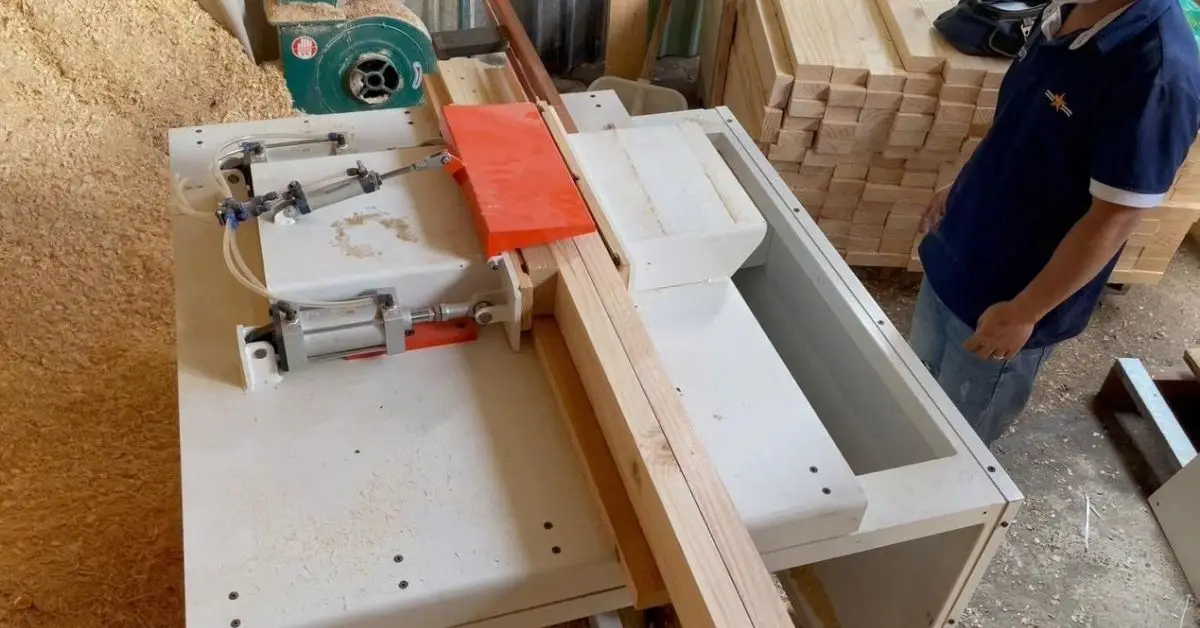 Máy tạo ngàm gỗ thiết bị giúp gia cố mối ghép, tăng độ chắc chắn và thẩm mỹ cho pallet thành phẩm