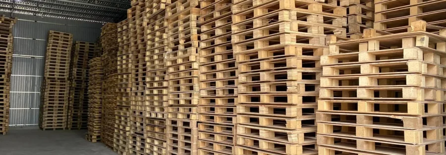 Pallet gỗ được sử dụng rộng rãi trong lưu kho và vận chuyển, đóng vai trò quan trọng trong chuỗi logistics của doanh nghiệp