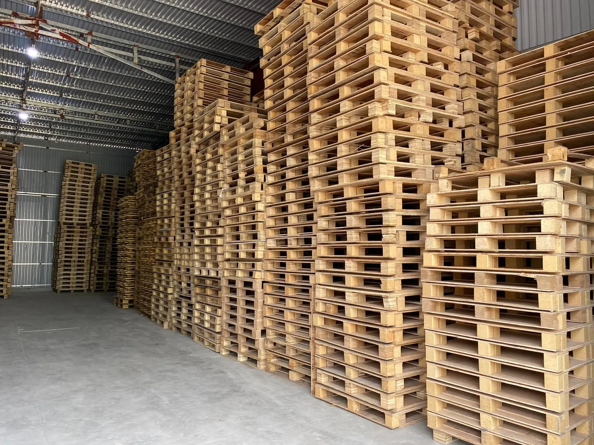 Pallet gỗ được sử dụng rộng rãi trong lưu kho và vận chuyển, đóng vai trò quan trọng trong chuỗi logistics của doanh nghiệp