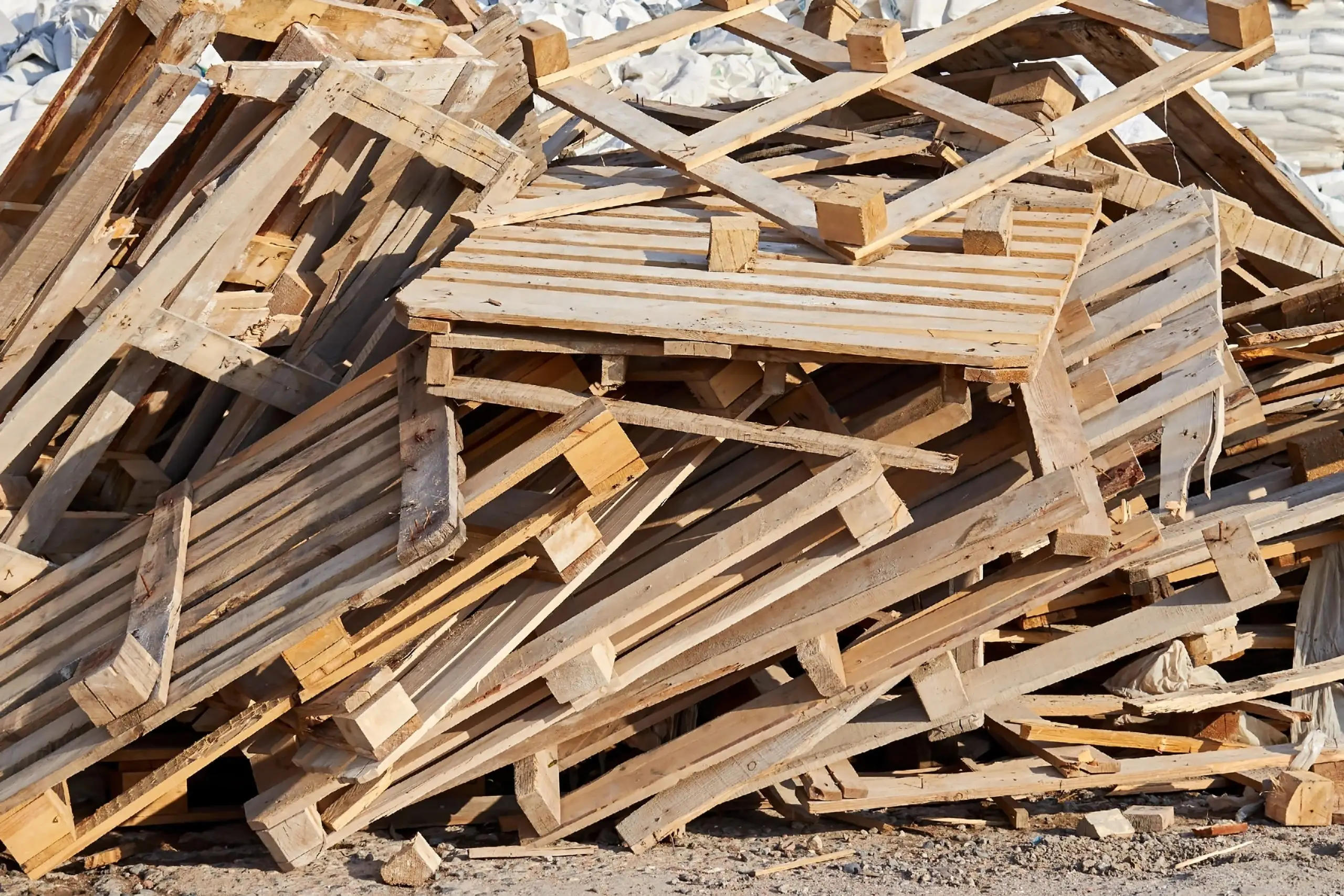 Pallet gỗ nứt gãy, hư hỏng nặng do sử dụng vượt tải trọng và bảo quản không đúng cách
