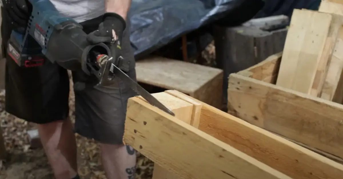 Phương pháp tháo pallet gỗ bằng dùng cưa dao động (Sawzall Method)
